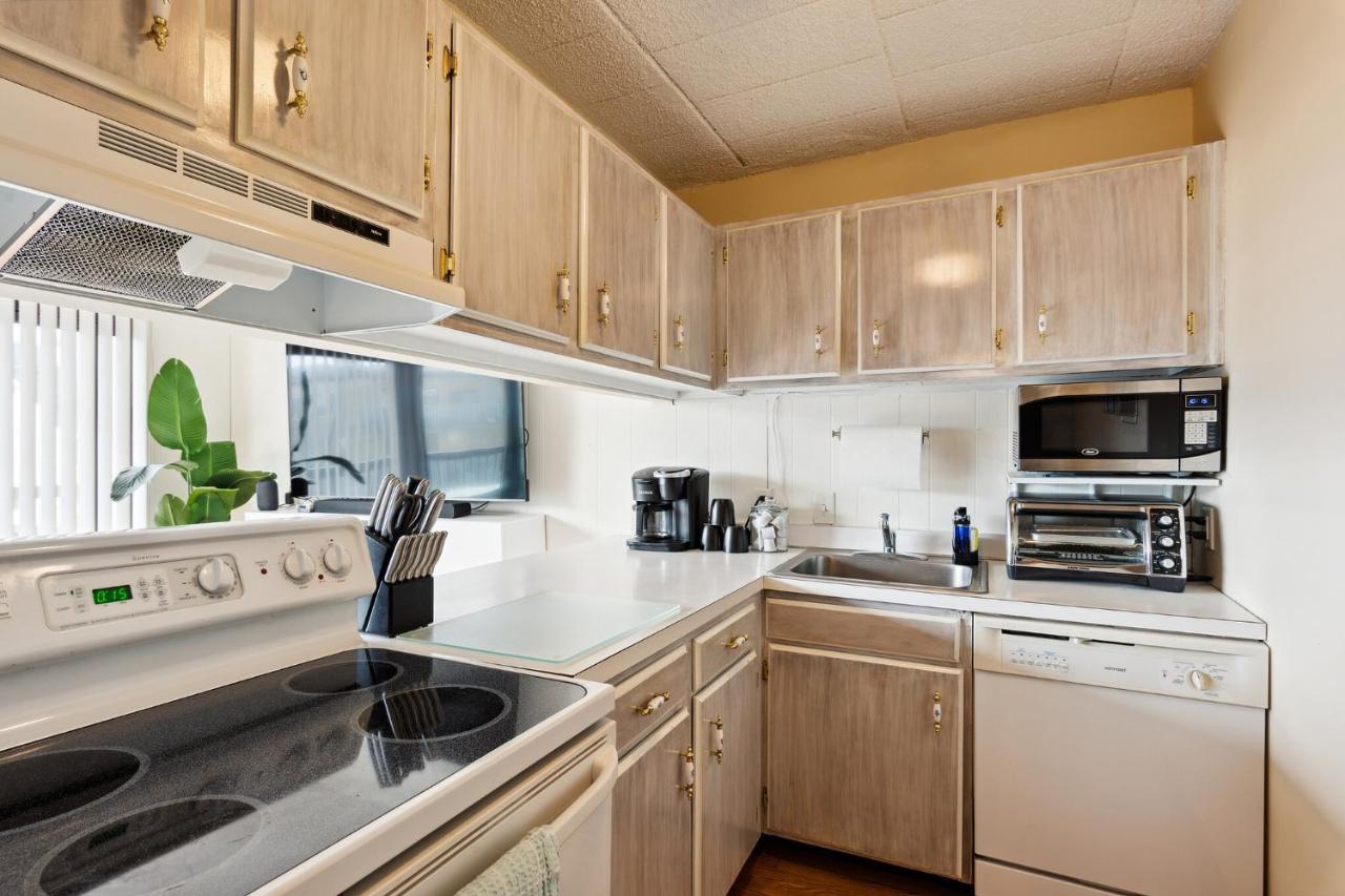 Fun & Comfy Beachside Getaway ~ King Bed ~ Balcony Apartment Ocean City