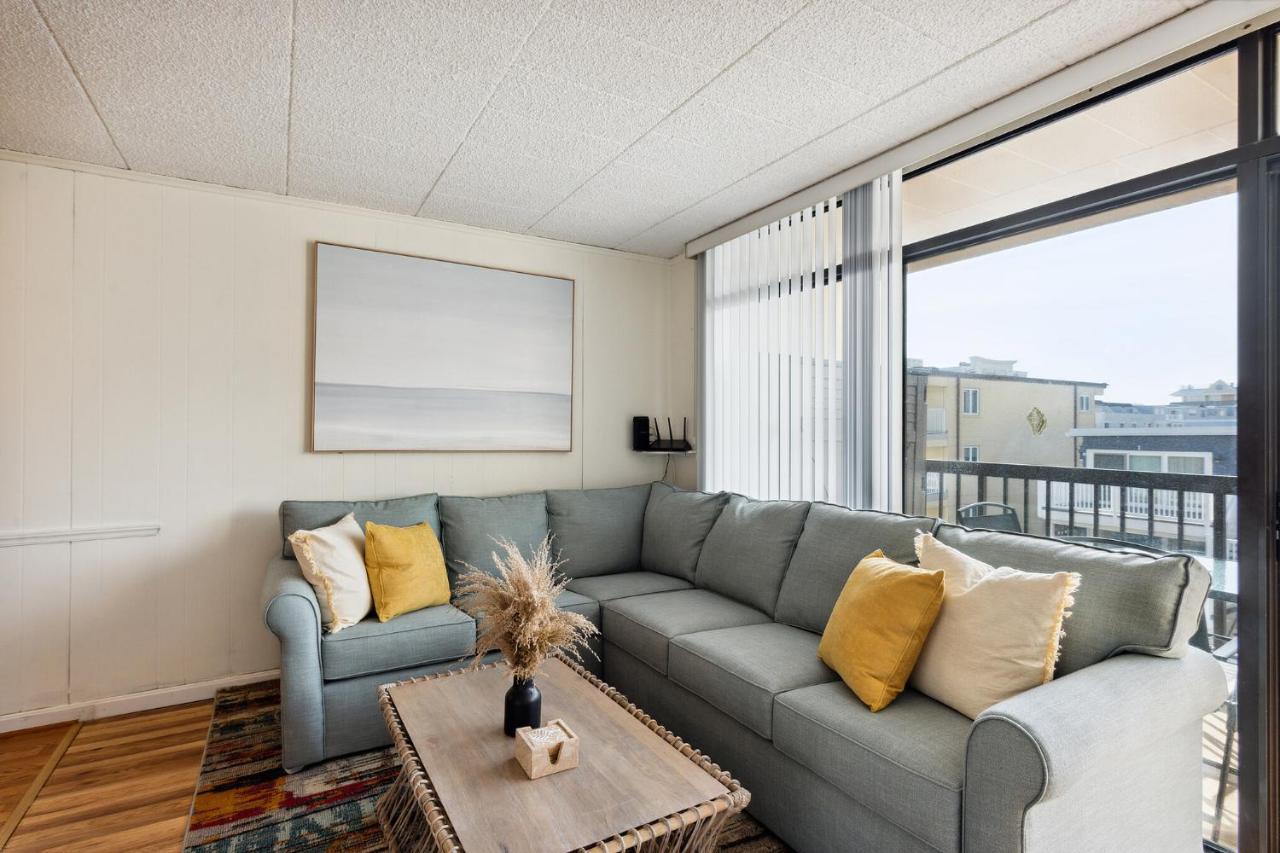 Apartment Fun & Comfy Beachside Getaway ~ King Bed ~ Balcony *