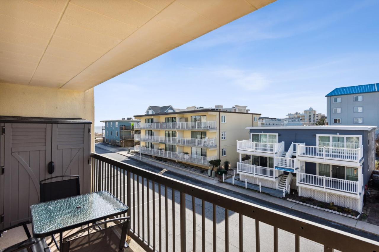 Apartment Fun & Comfy Beachside Getaway ~ King Bed ~ Balcony