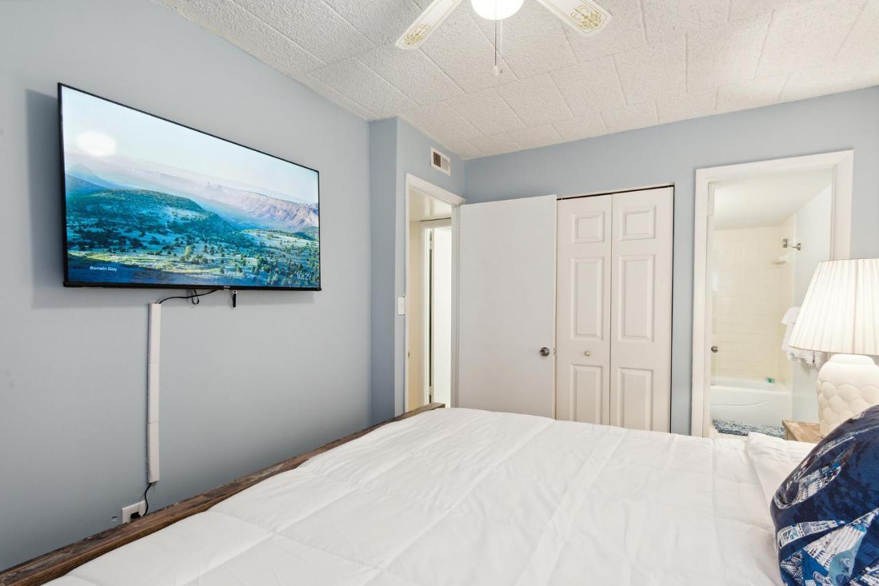 Apartment Fun & Comfy Beachside Getaway ~ King Bed ~ Balcony