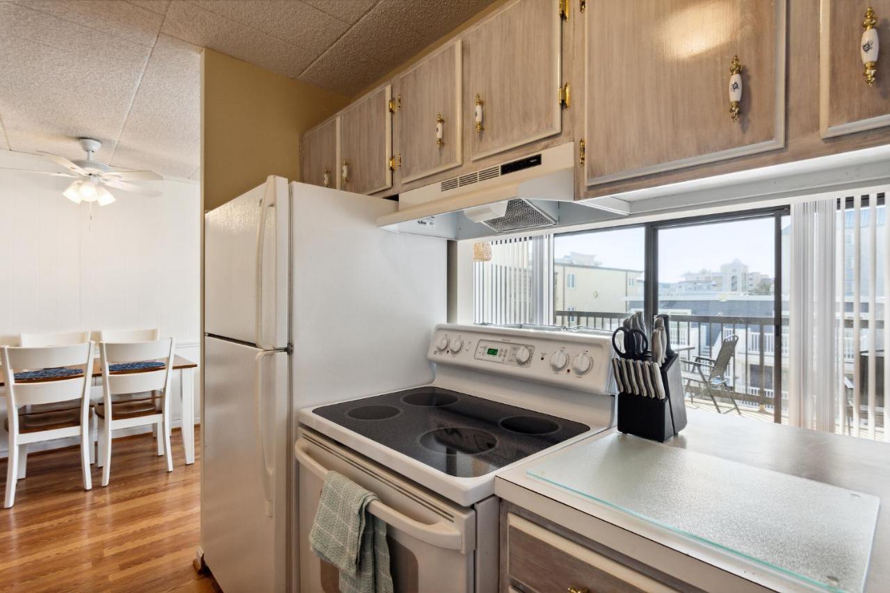 Fun & Comfy Beachside Getaway ~ King Bed ~ Balcony Apartment