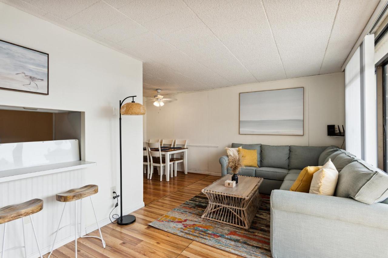 Fun & Comfy Beachside Getaway ~ King Bed ~ Balcony