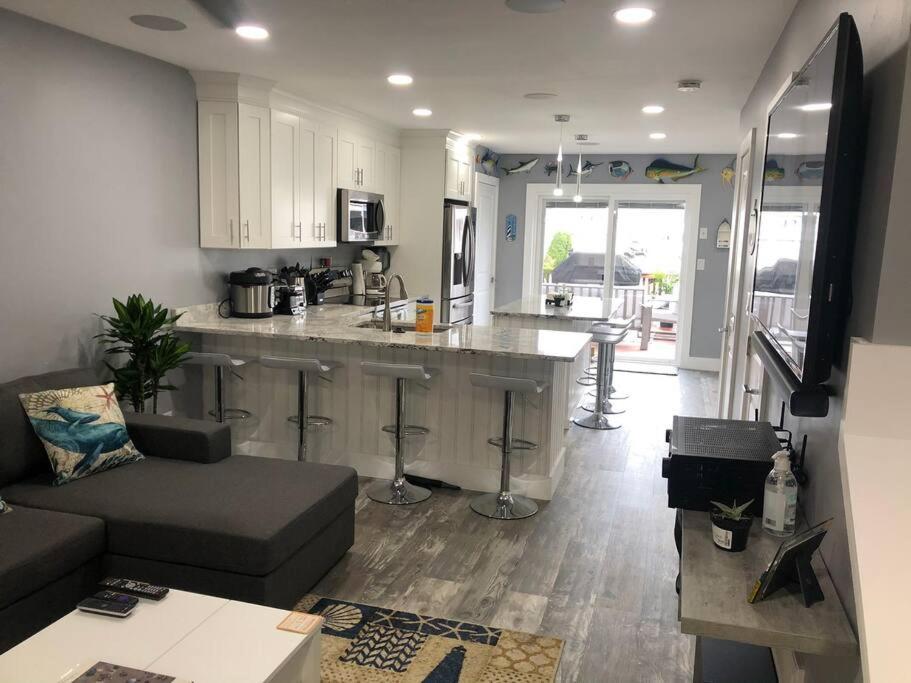 Paradise On The Water.walk To The Beach. 2bd1.5bth *
