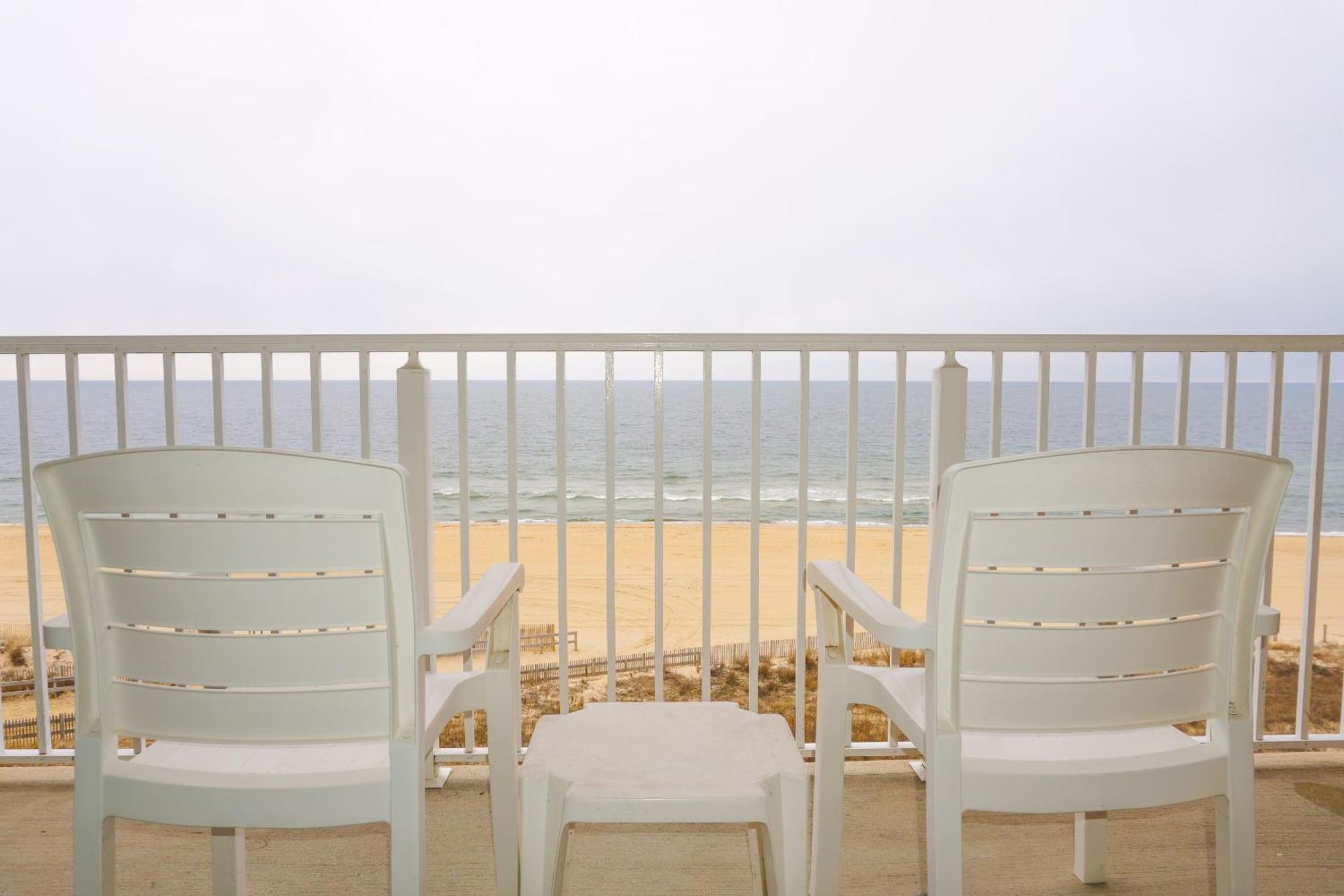 Inn Quality Ocean Beachfront 2*