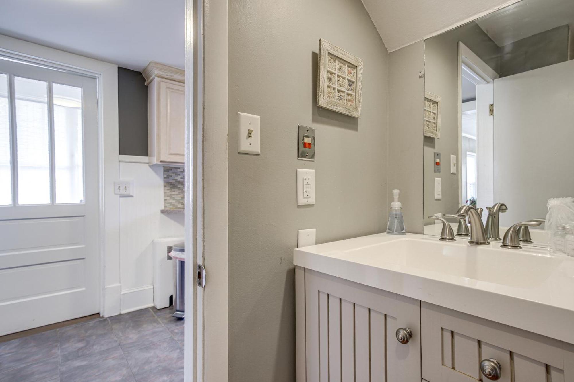 Ocean Escape With Cozy Porch Walk To Boardwalk *
