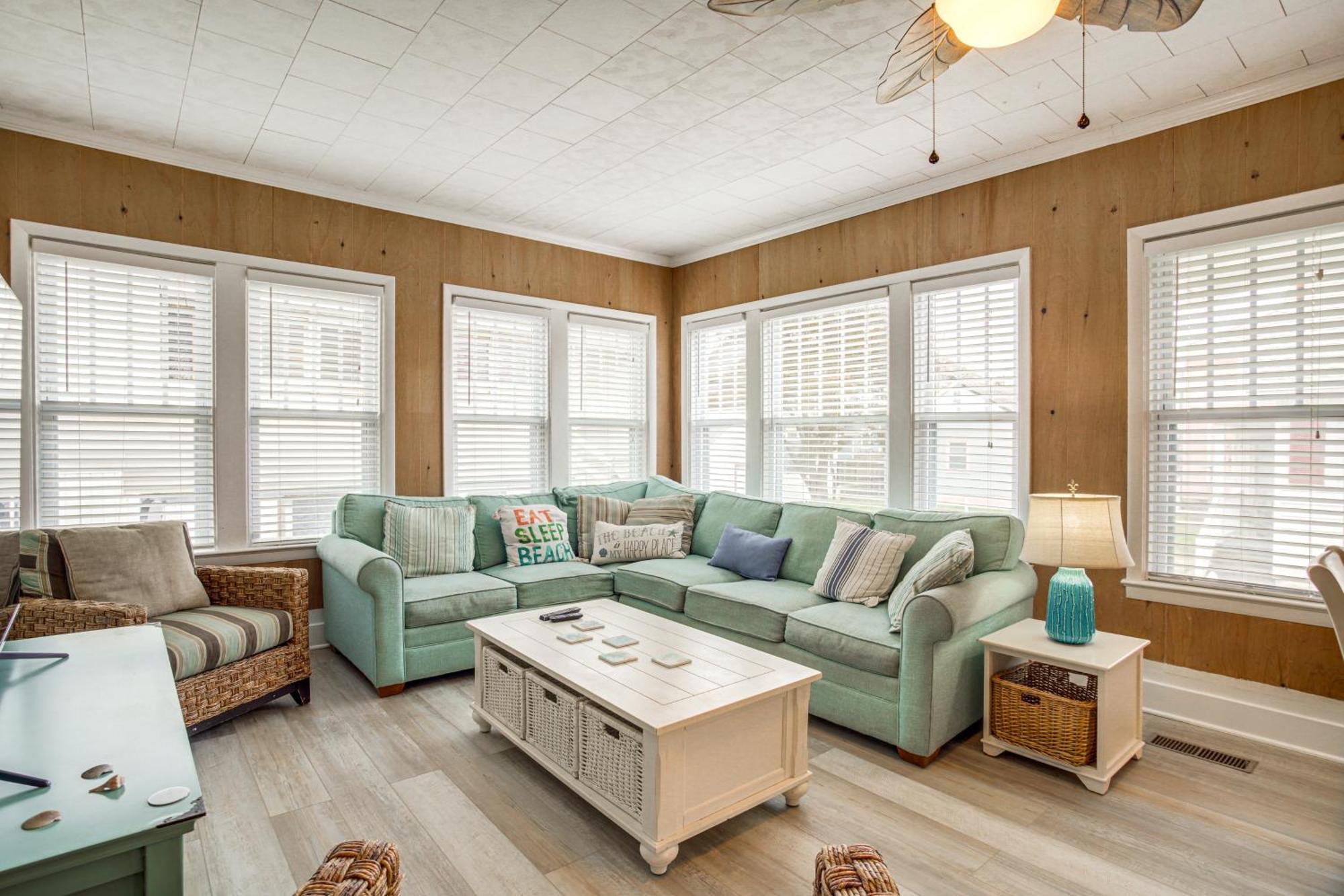 Ocean Escape With Cozy Porch Walk To Boardwalk Holiday home