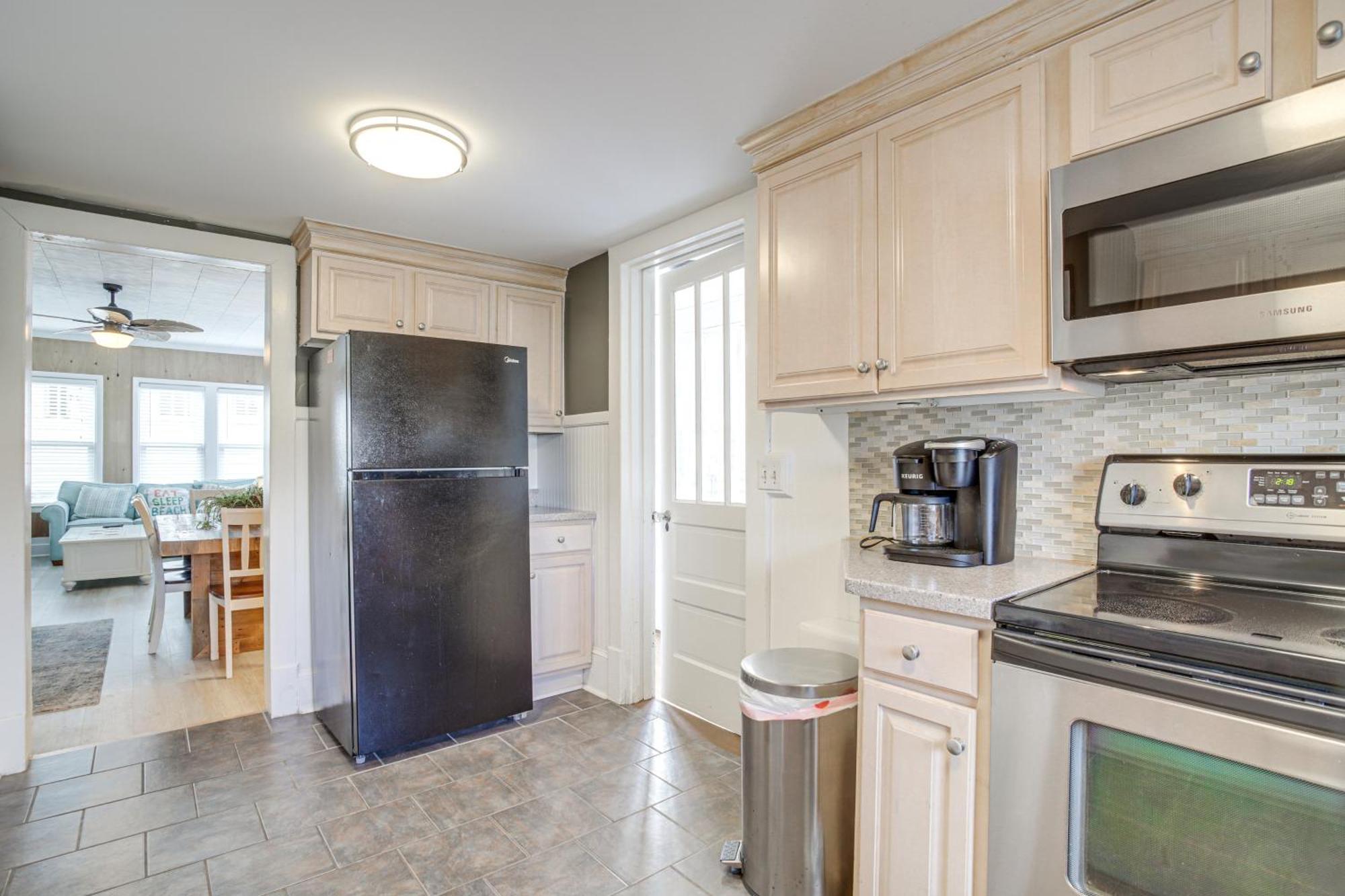 Ocean Escape With Cozy Porch Walk To Boardwalk Holiday home