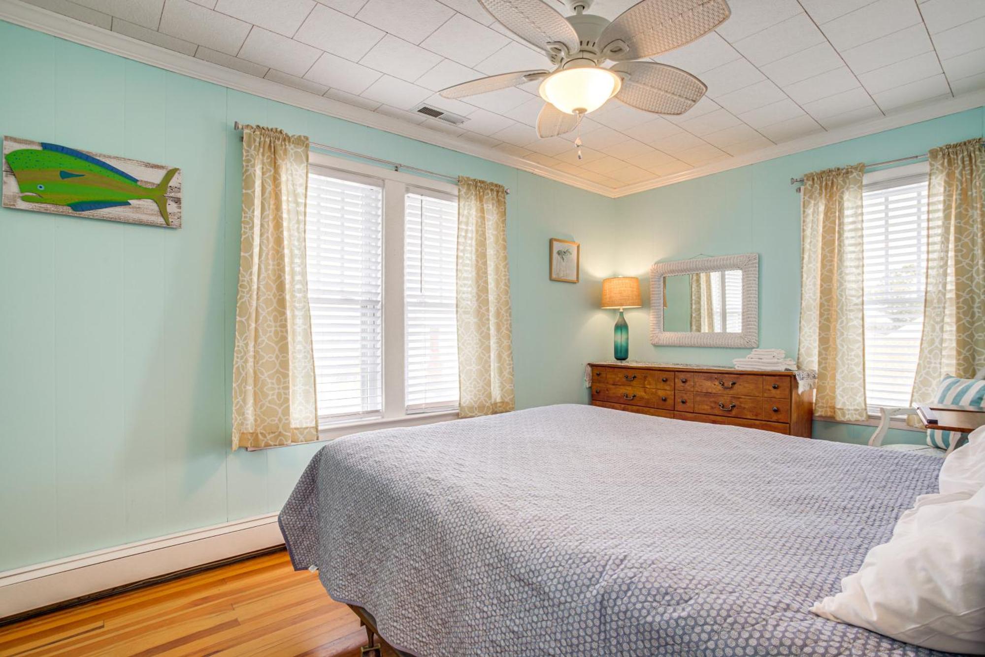 Ocean Escape With Cozy Porch Walk To Boardwalk Holiday home *