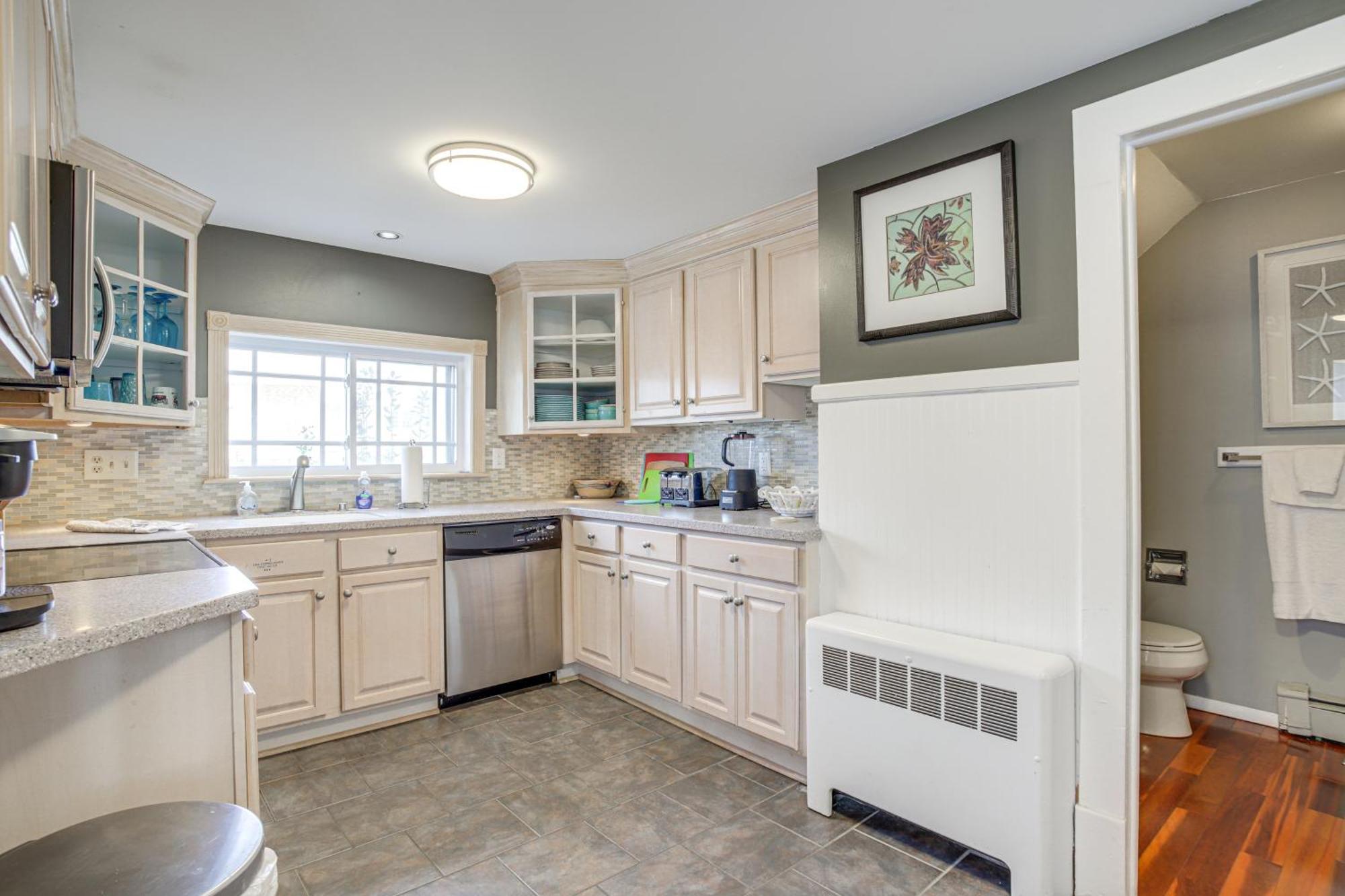 Ocean Escape With Cozy Porch Walk To Boardwalk