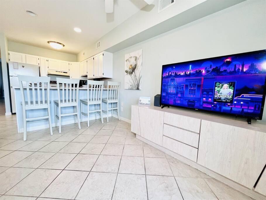 Canal Views And Walking Distance To Ocean And Park