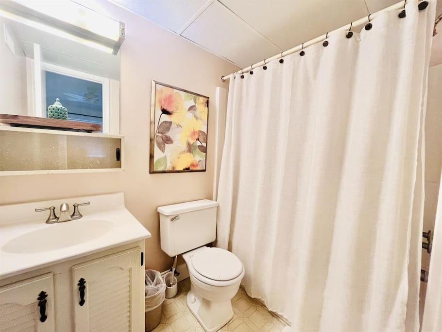 Canal Views And Walking Distance To Ocean And Park *