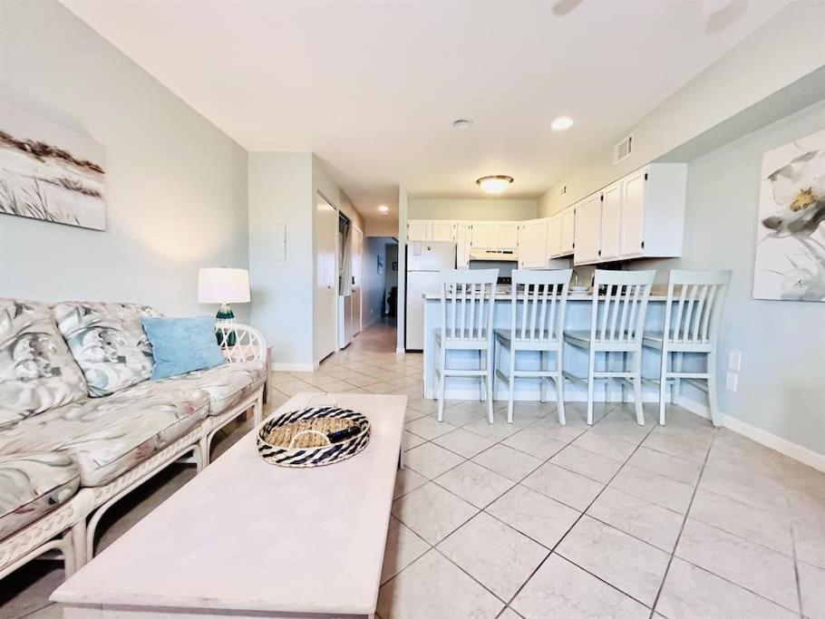 Canal Views And Walking Distance To Ocean And Park