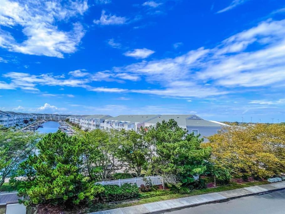 Canal Views And Walking Distance To Ocean And Park *