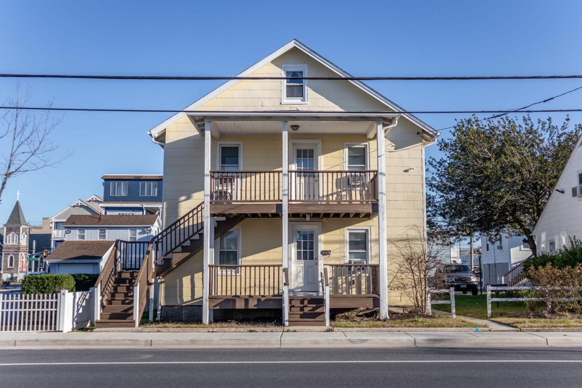 208 5 Yellow 1st Unit Apartment *