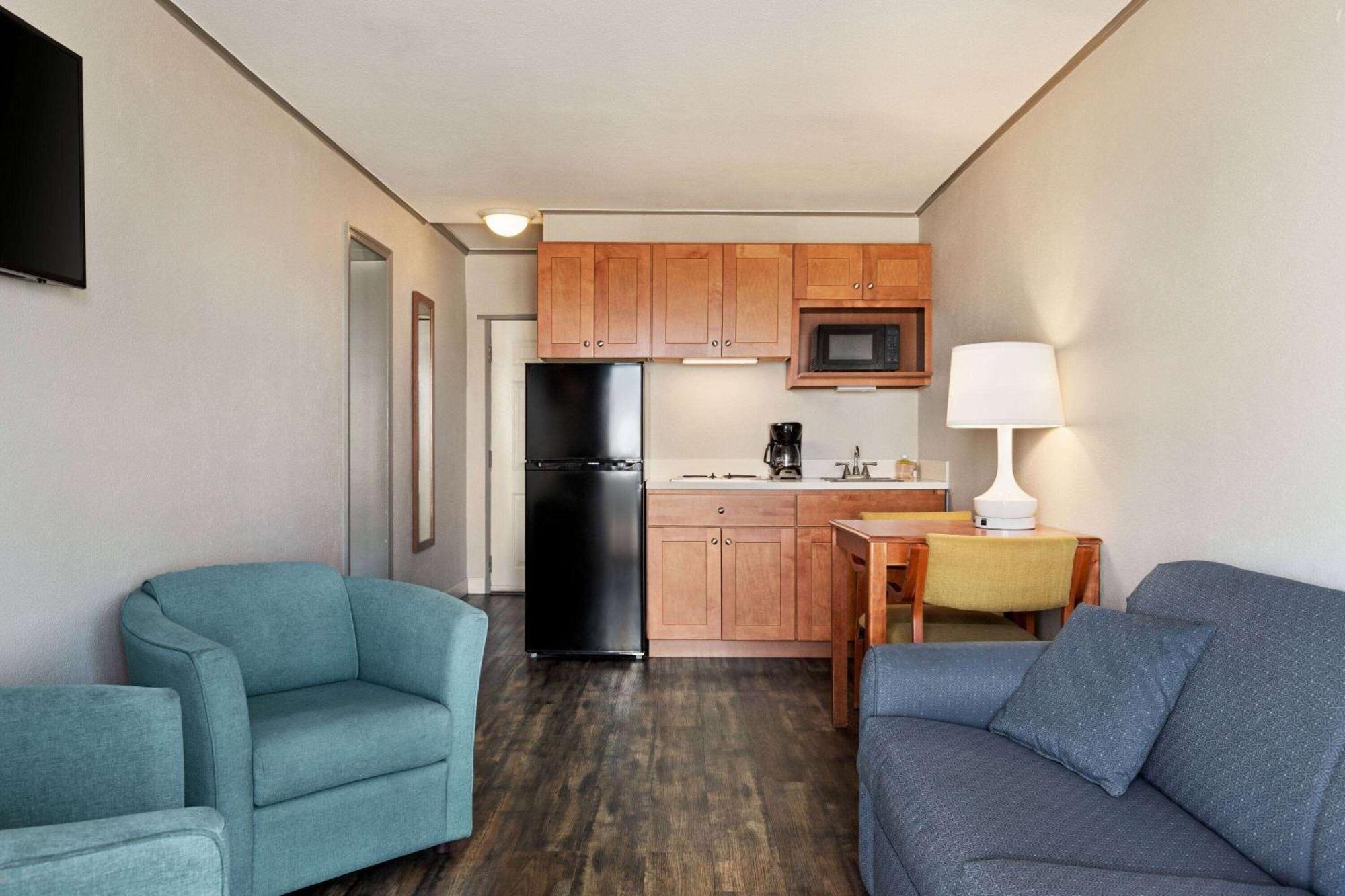 Days By Wyndham Ocean Oceanfront Hotel