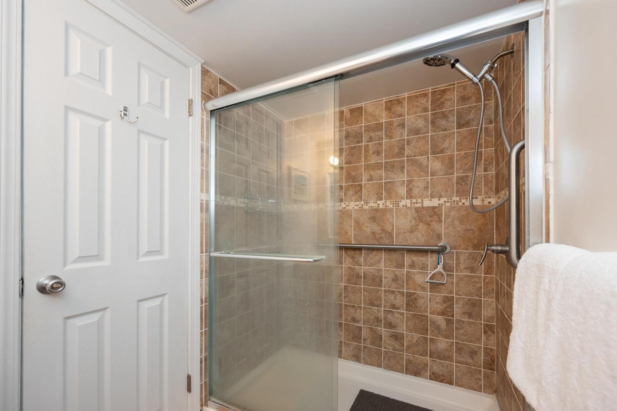 Luxury Oceanfront Condo/indoor Pool/massage Chair Apartment Ocean City