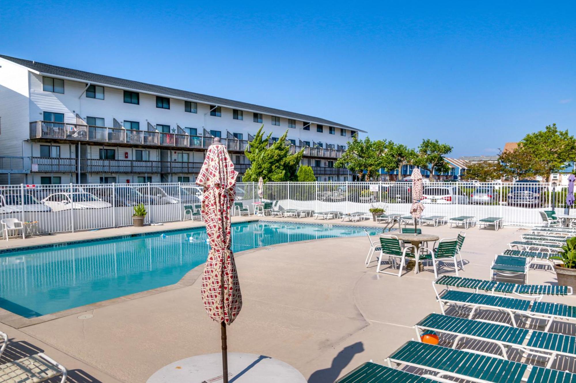 Ocean With Pool And Views Walk To Beach! Apartment