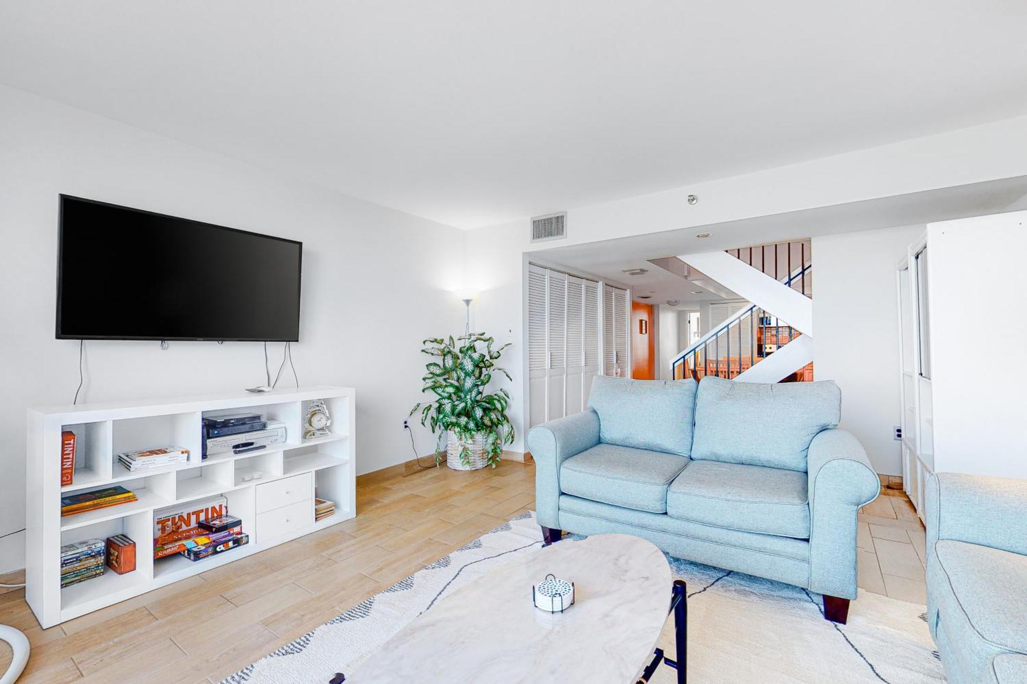 Century I 1420 Apartment