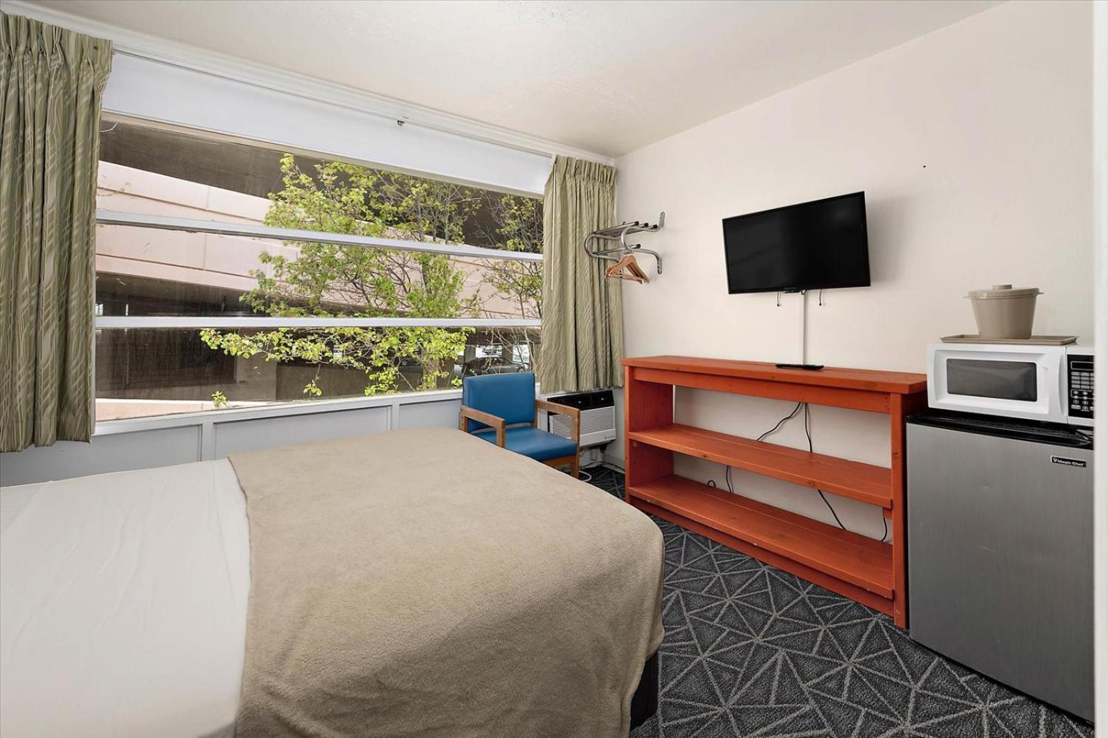 Eden Roc Hotel 3*