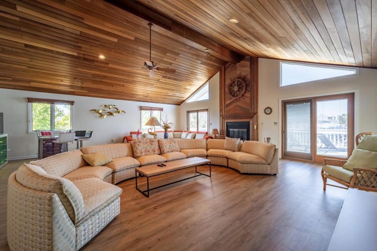 Holiday home Luxury Waterfront Dock Game Sunset Views