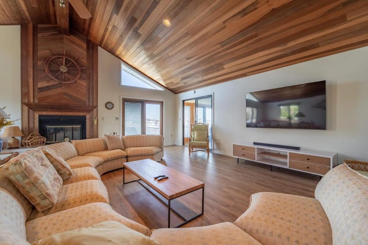 Luxury Waterfront Dock Game Sunset Views *