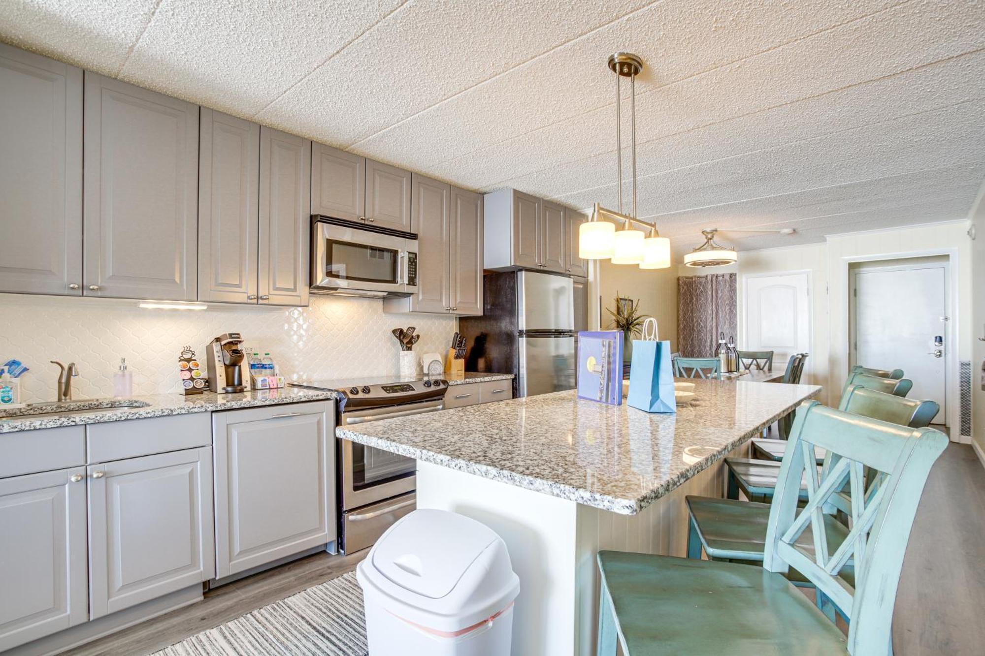 Apartment Ocean With Heated Pool And Beachfront View! *