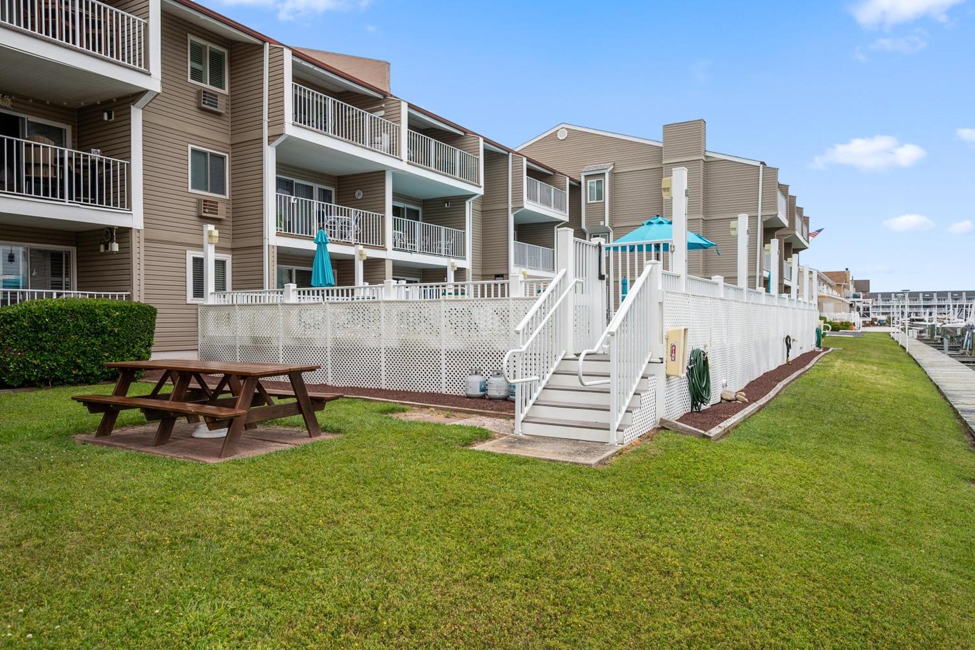 2 Bedroom Bayside With Pool In Ocmd Apartment *
