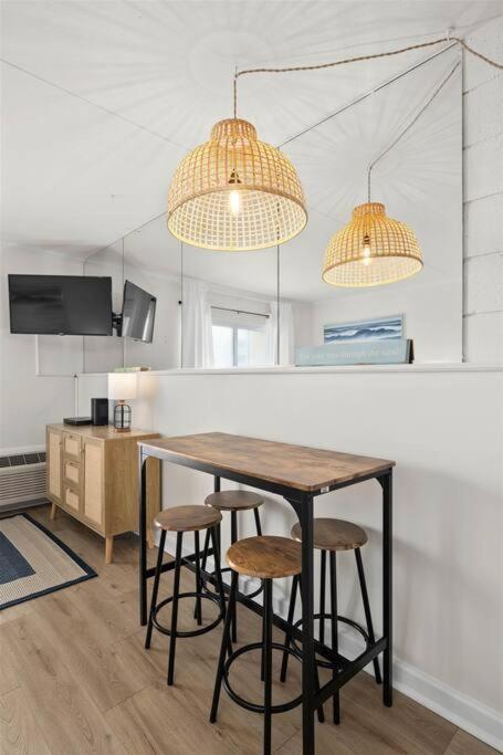 Updated Charming Studio,steps To Beach,outdoor Pool Ocean City
