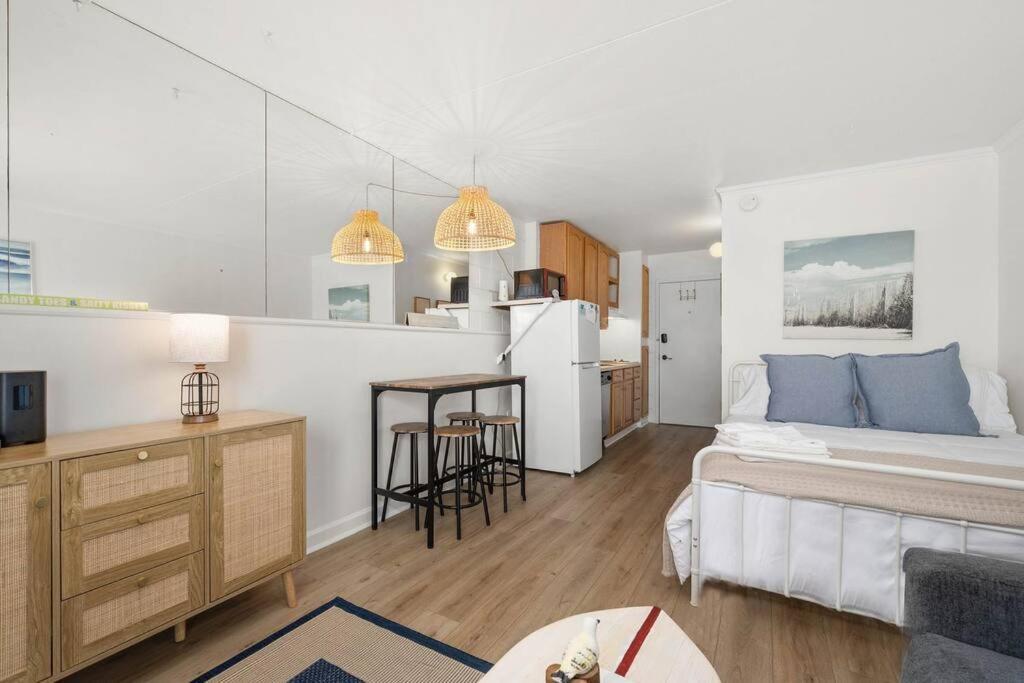 Updated Charming Studio,steps To Beach,outdoor Pool Apartment