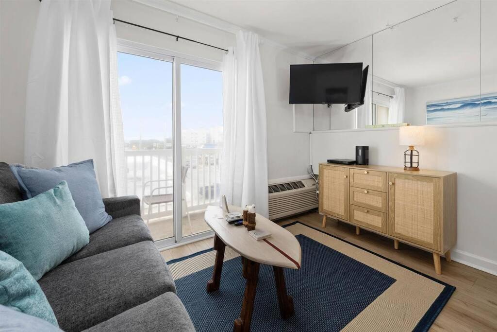 Apartment Updated Charming Studio,steps To Beach,outdoor Pool