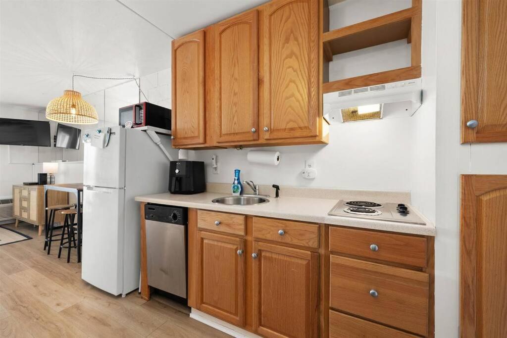 Updated Charming Studio,steps To Beach,outdoor Pool Apartment *