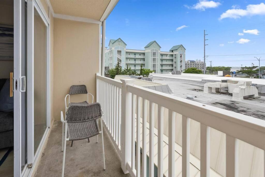 Apartment Updated Charming Studio,steps To Beach,outdoor Pool *