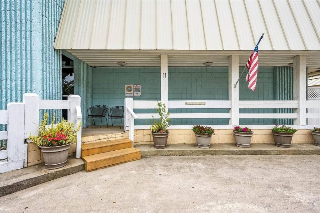 Updated Charming Studio,steps To Beach,outdoor Pool *