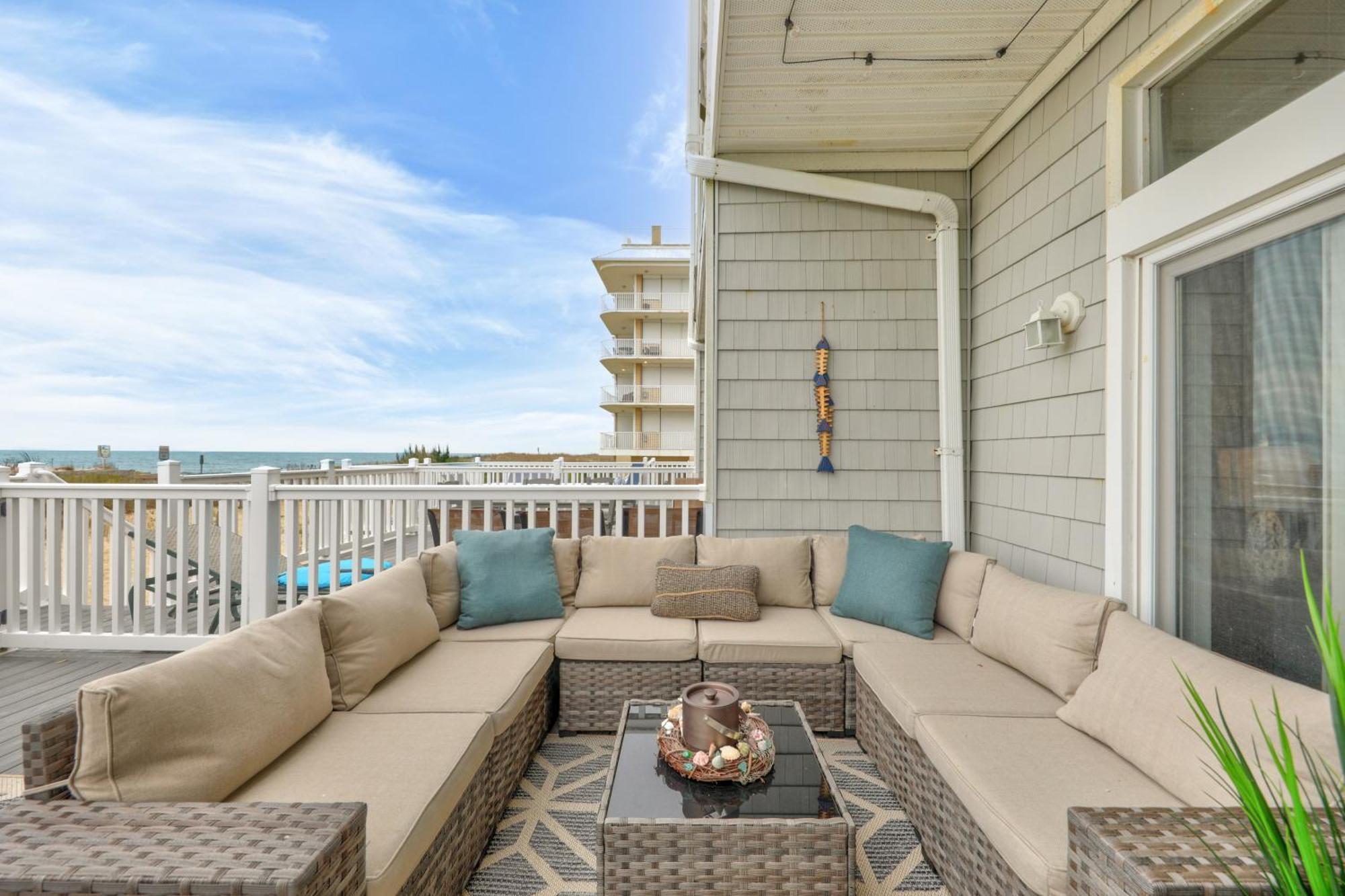 New Oceanfront 4br 4ba Sleeps 20 With Game Holiday home