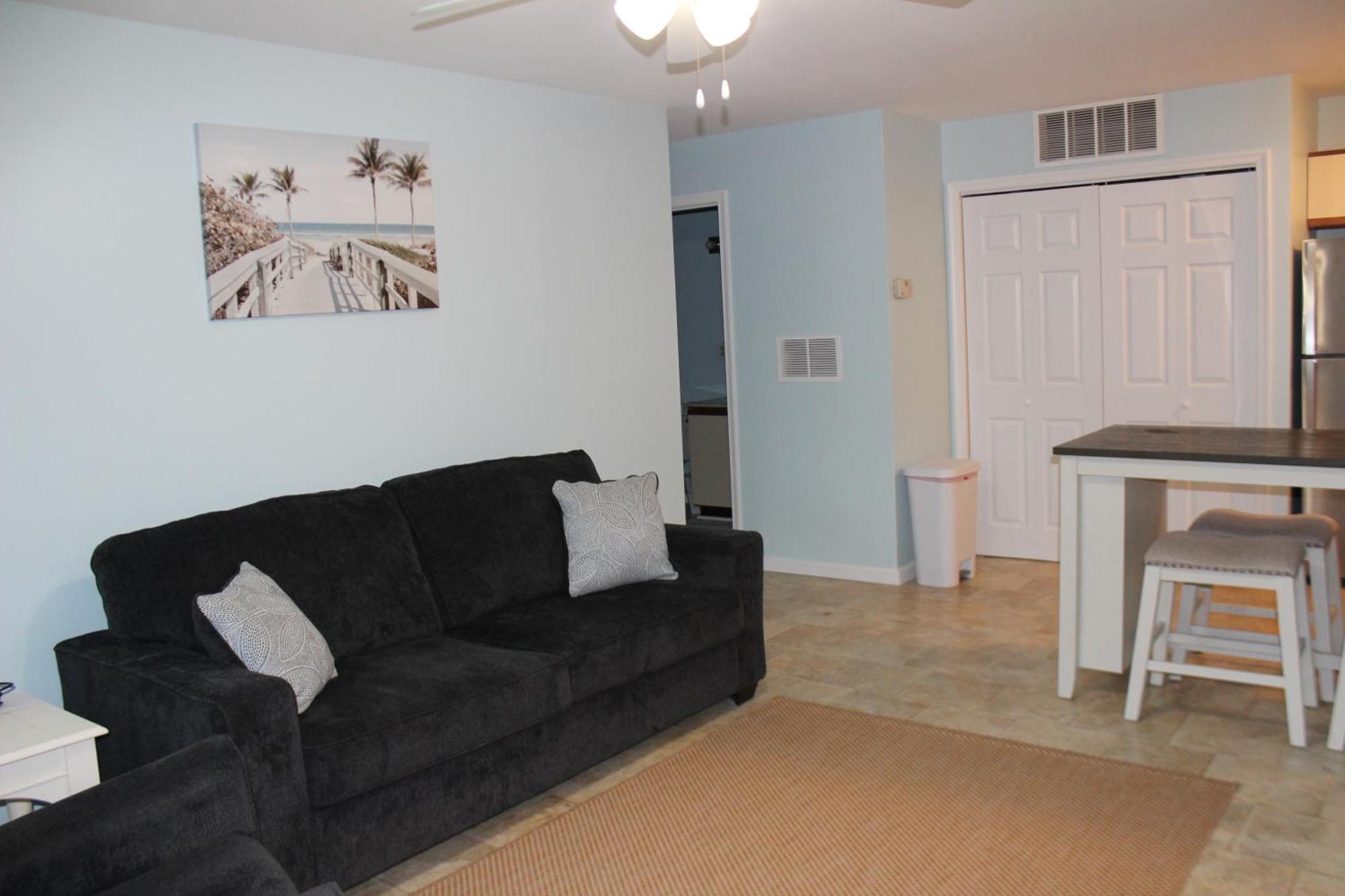 Cozy Walking Distance From With Private Patio Apartment *