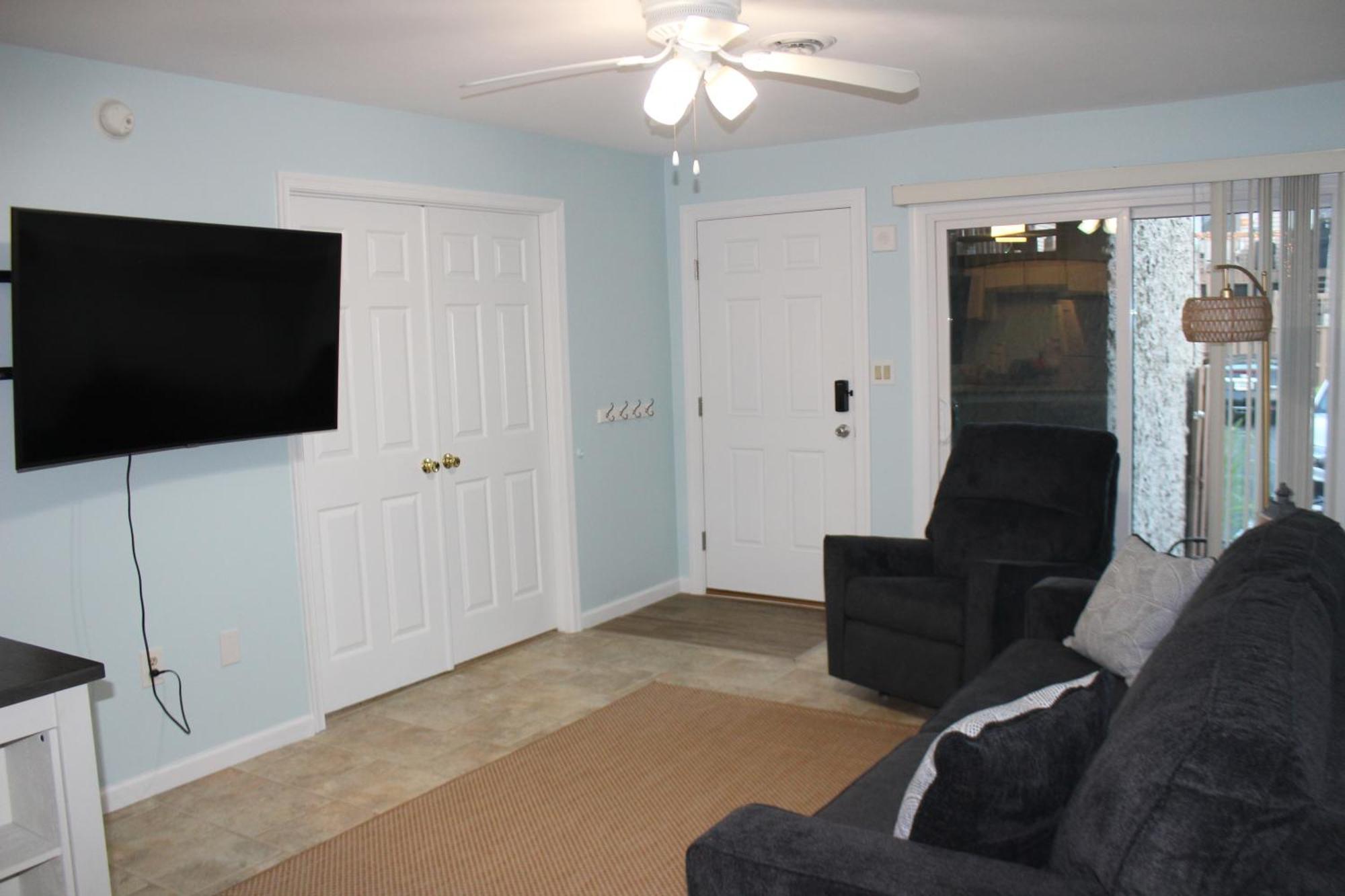 Cozy Walking Distance From With Private Patio