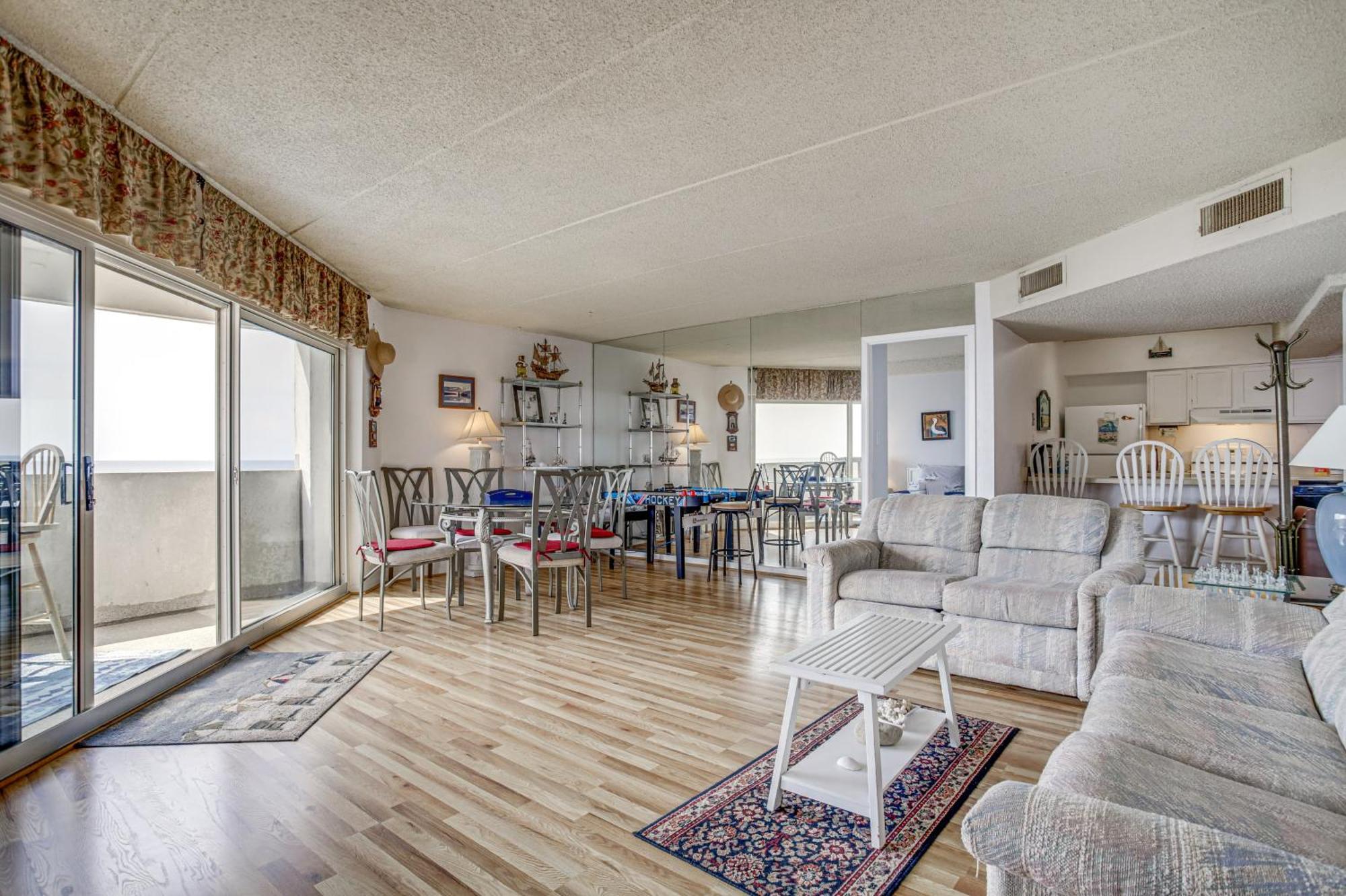 With Balcony And Direct Beach Access! Apartment *