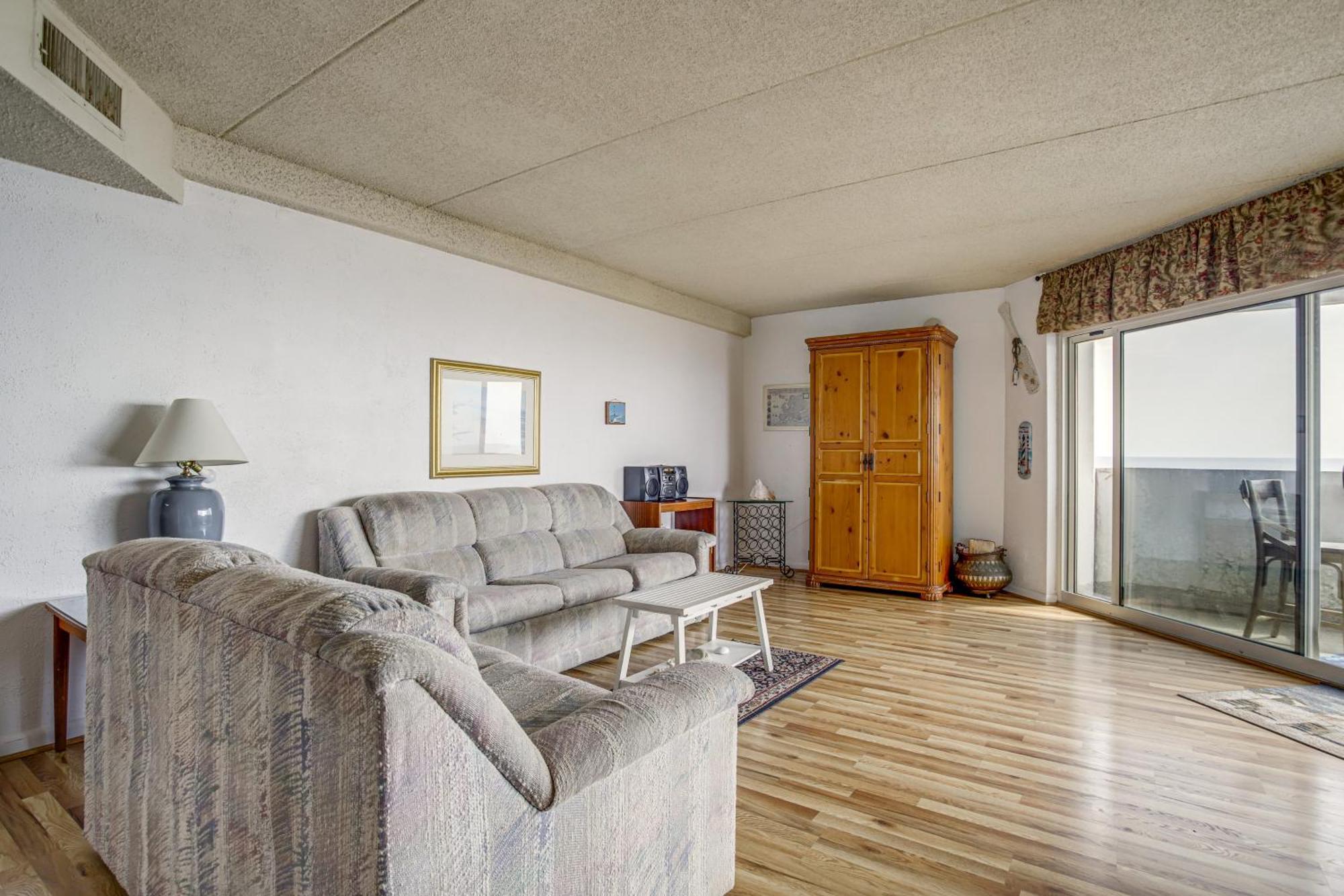 Apartment With Balcony And Direct Beach Access! *