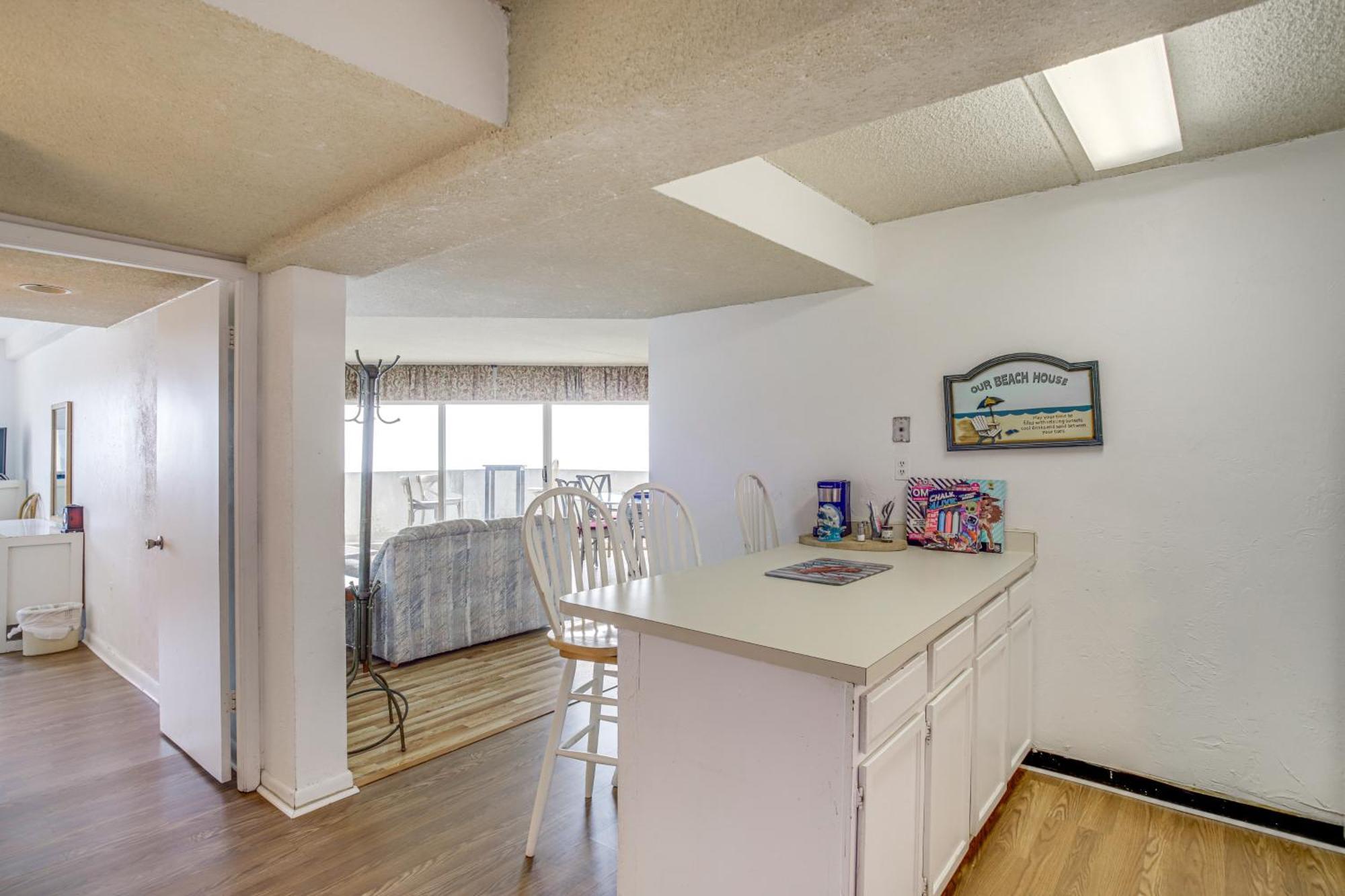 Apartment With Balcony And Direct Beach Access!