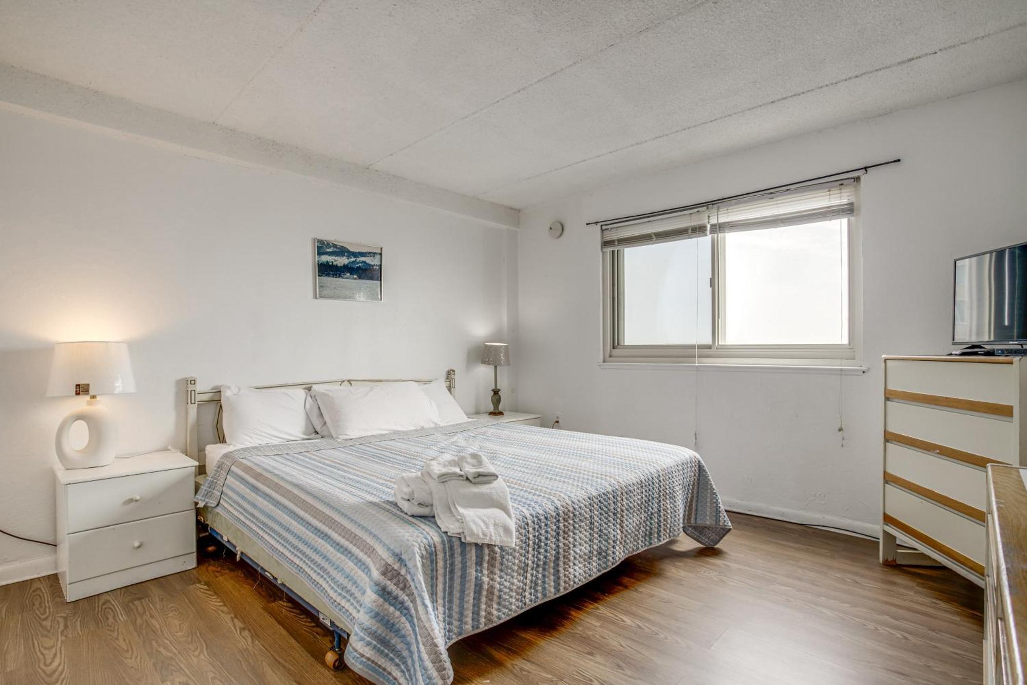 Apartment With Balcony And Direct Beach Access! *