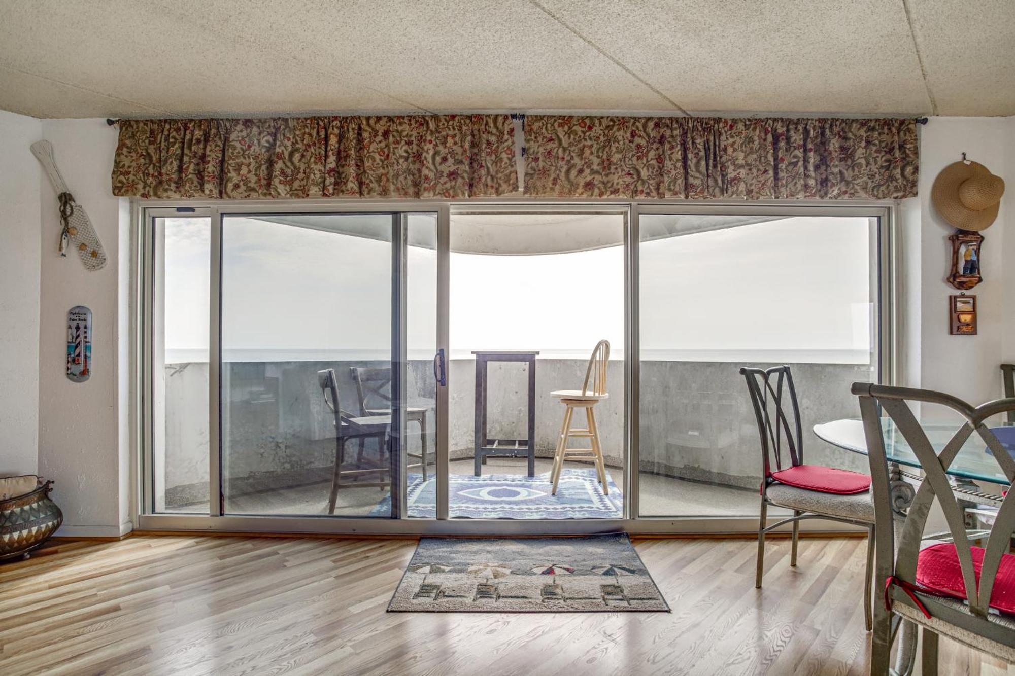 With Balcony And Direct Beach Access! Apartment *