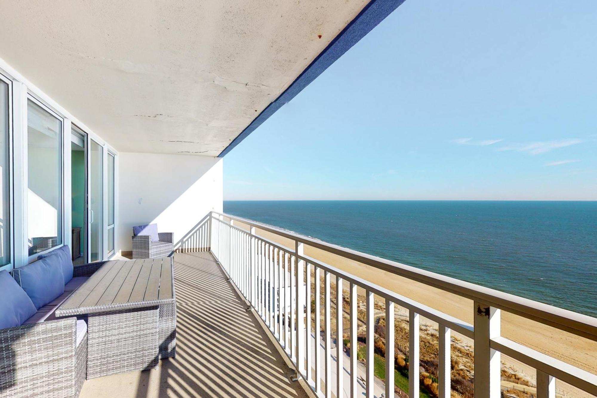Apartment Carousel 2203