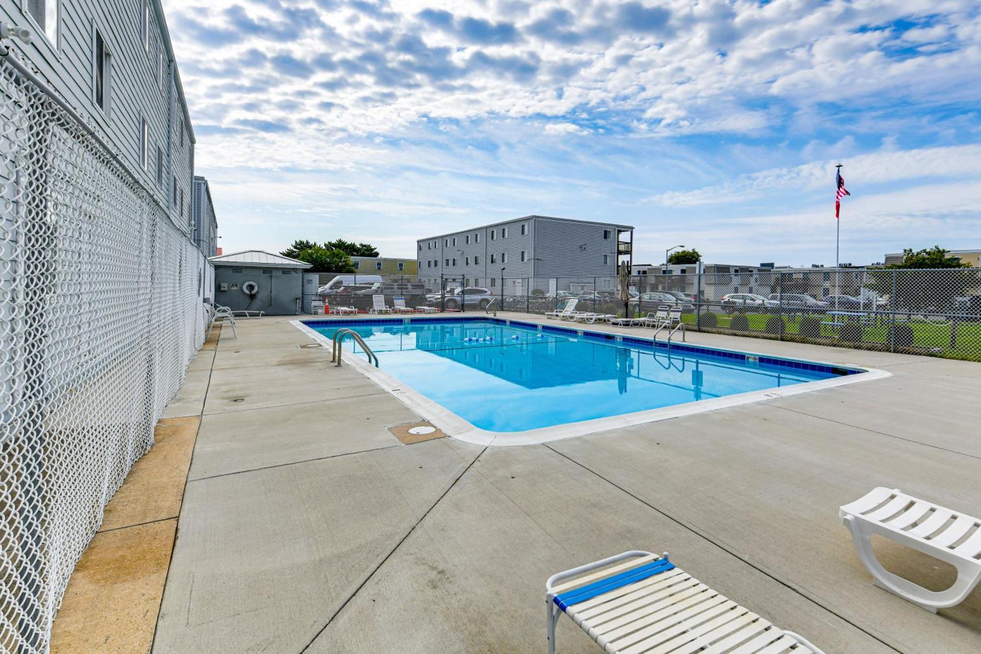 Ocean With Pool About 1 Mi To Jolly Roger! Apartment Ocean City