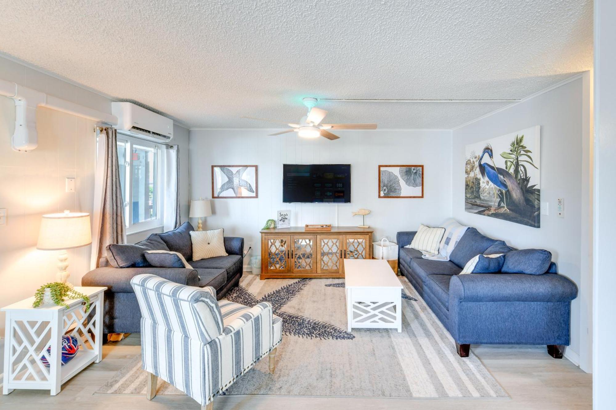 Apartment Ocean With Pool About 1 Mi To Jolly Roger!