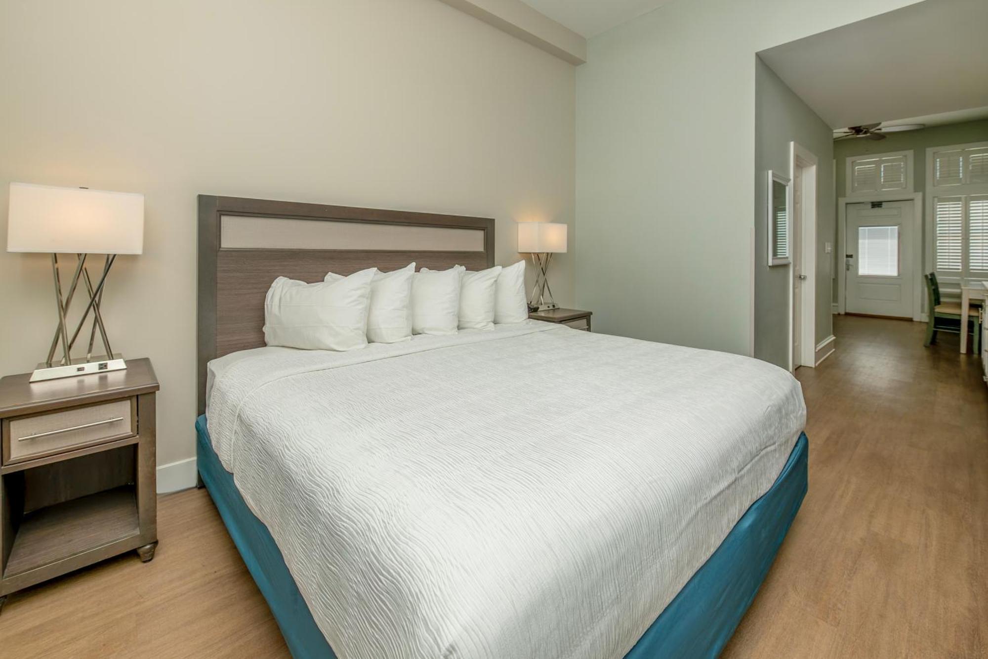 Commander & Hotel 3*