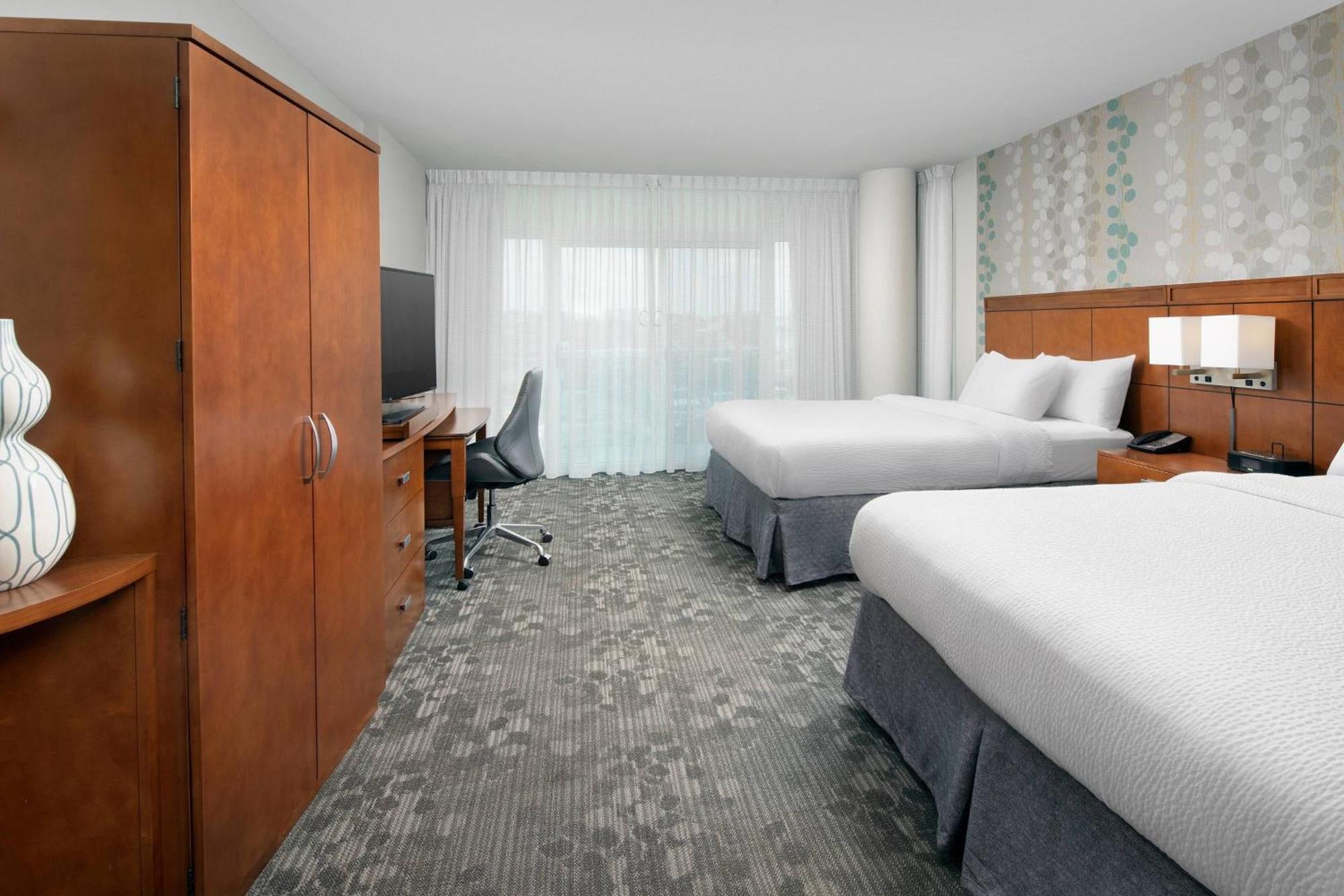 Courtyard By Marriott Ocean Oceanfront 4*