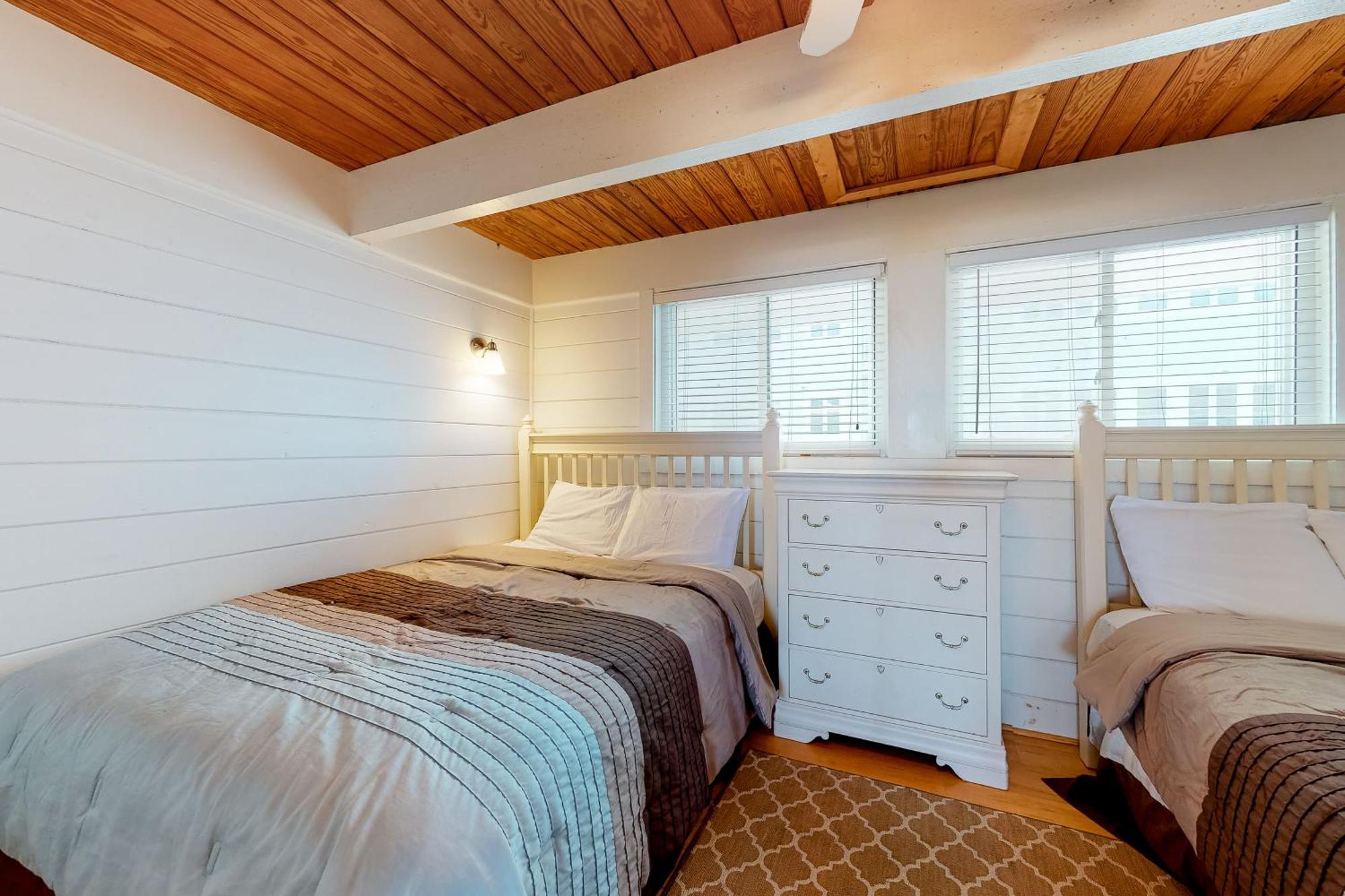 Spacious Beachfront Apartment *