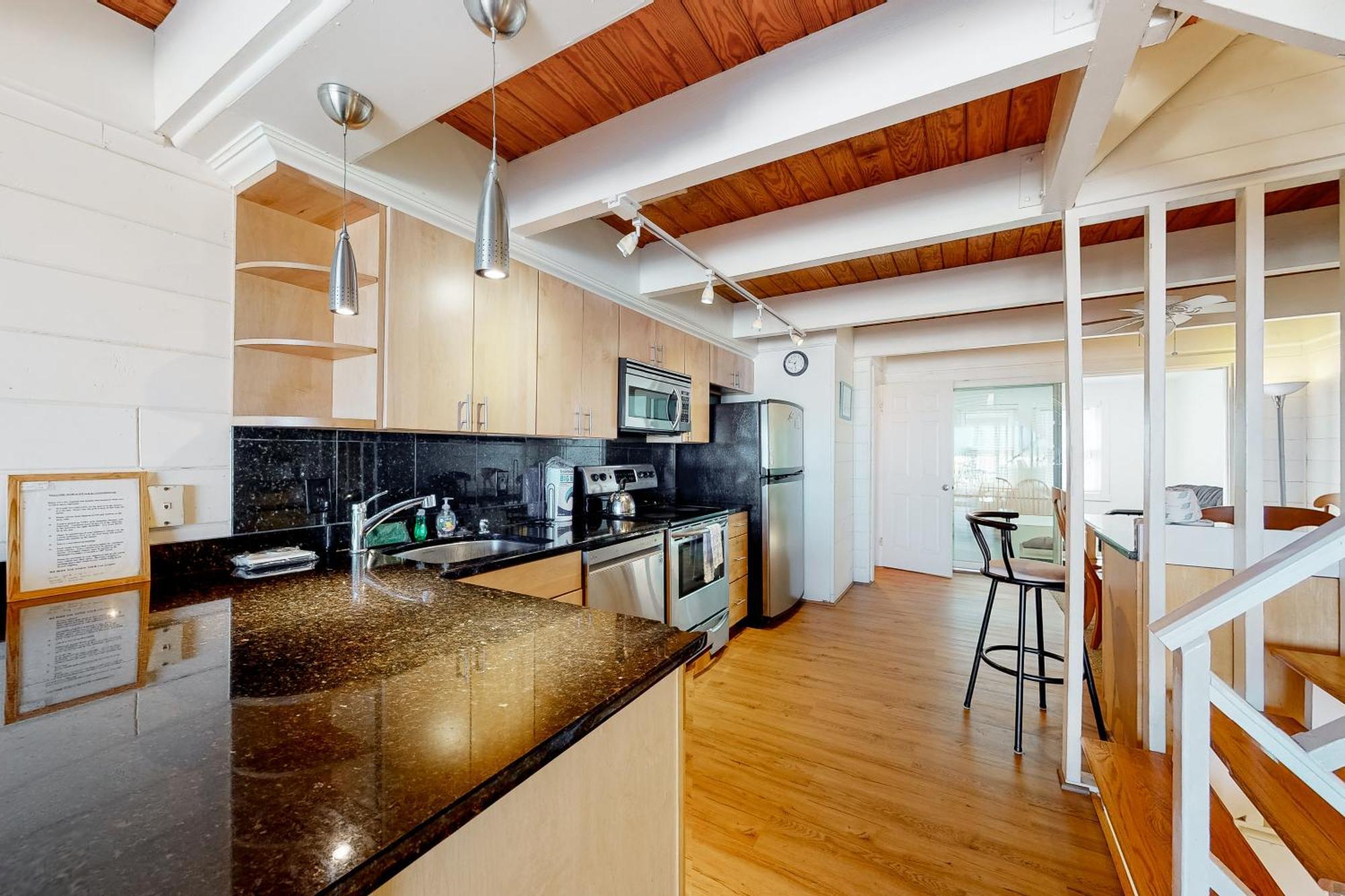 Spacious Beachfront Apartment *