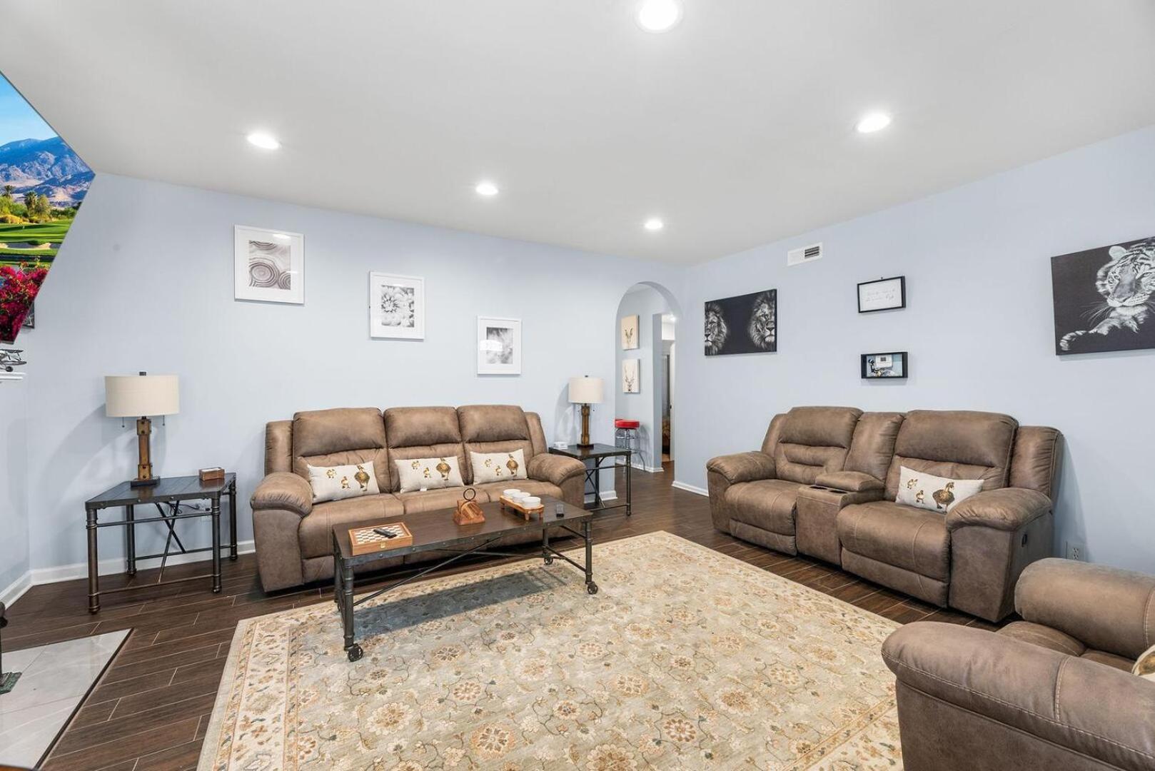 100 S Baltimore Apartment *