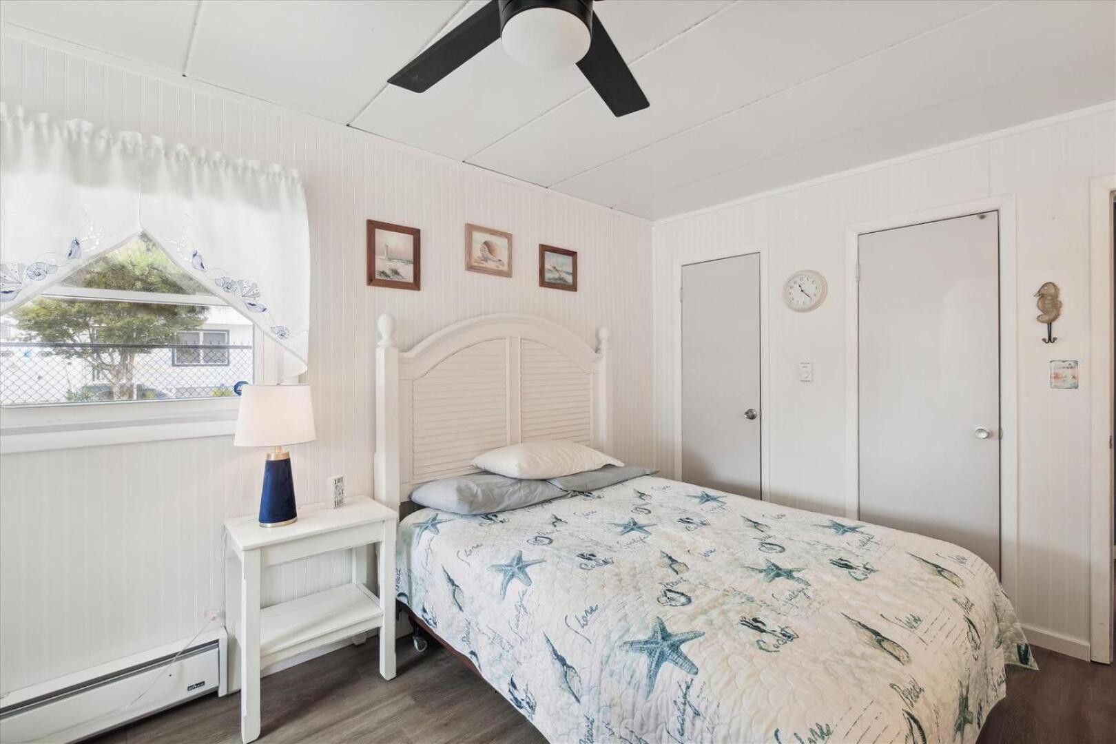 Bay Colony Apartment *